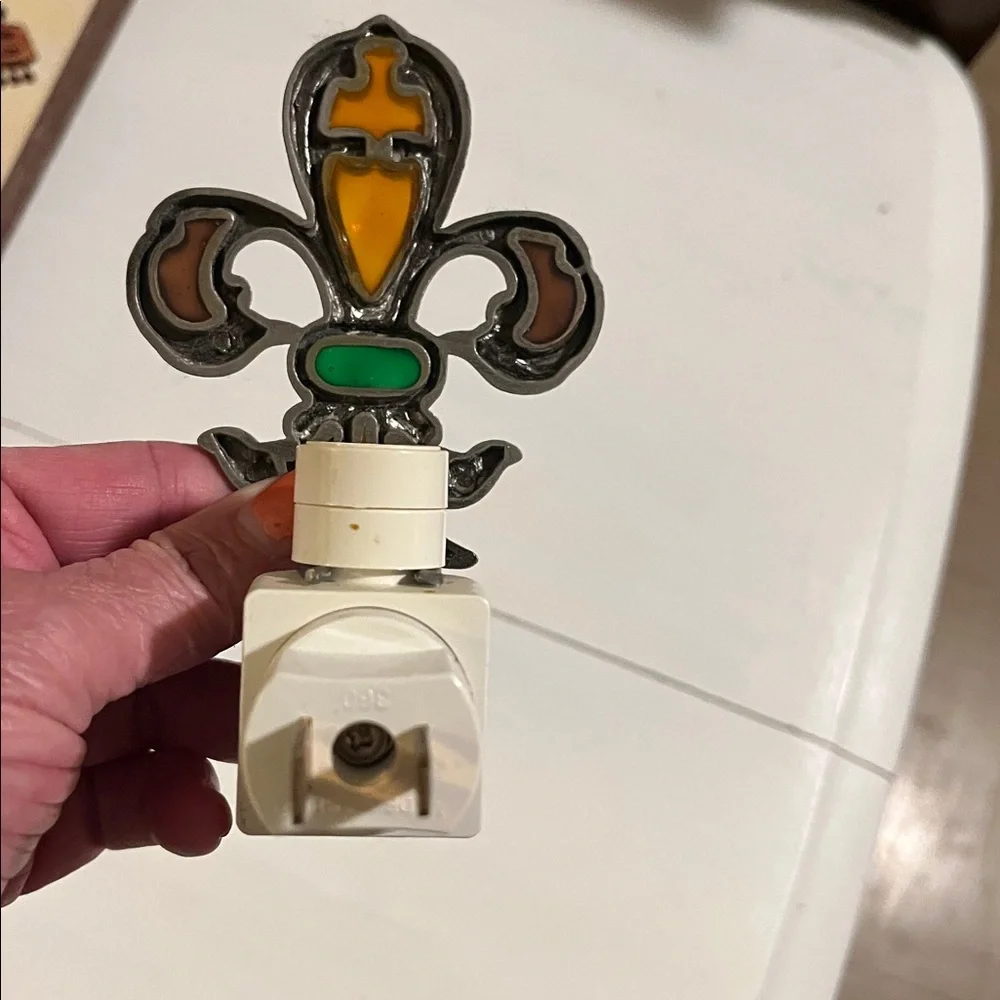 MCM NIGHT LIGHT Fleur-de-Lis with Amber Green Accents Vintage - No Call Outs VTG